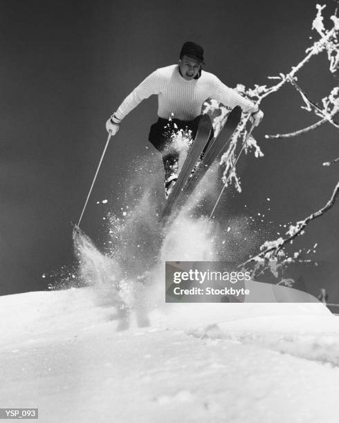 man jumping through air on skis - alleen jonge mannen stockfoto's en -beelden