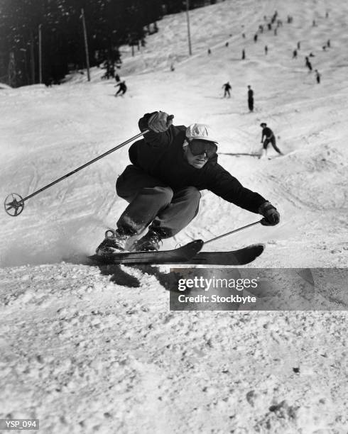 man skiing - alleen jonge mannen stockfoto's en -beelden