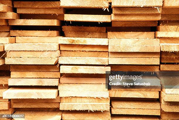 stacked lumber - construction material stockfoto's en -beelden