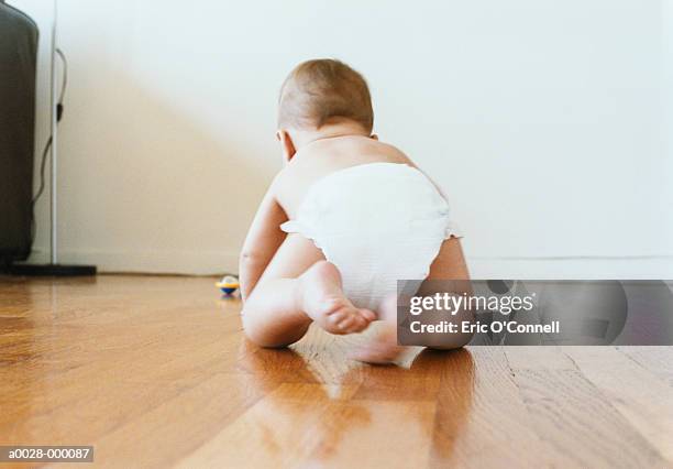 baby crawling on wooden floor - camminare a gattoni foto e immagini stock