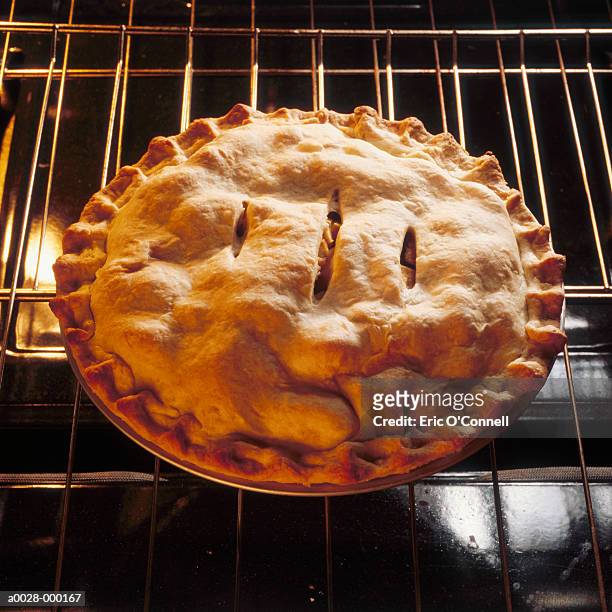 apple pie in oven - sweet pie stock-fotos und bilder