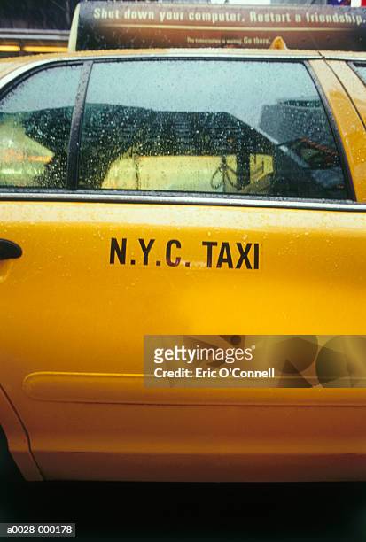 new york city taxicab door - yellow taxi foto e immagini stock