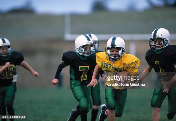football player runs with ball - rush american football stockfoto's en -beelden