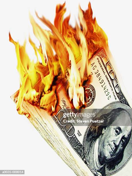 100 dollar notes in flames - geld verheizen stock-fotos und bilder