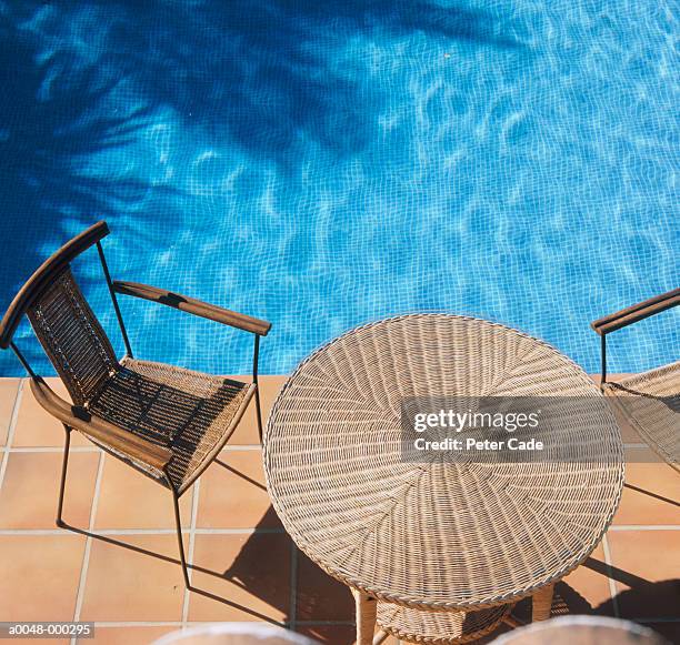 table and chair by pool - osier photos et images de collection