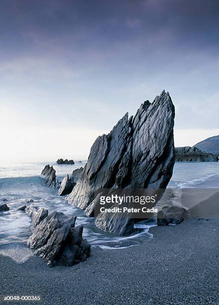 rock on beach - scherp stockfoto's en -beelden