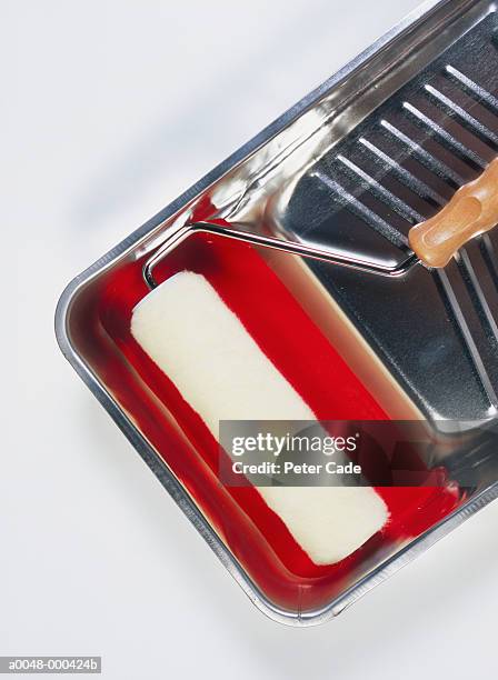 paint roller and tray - verfbak stockfoto's en -beelden