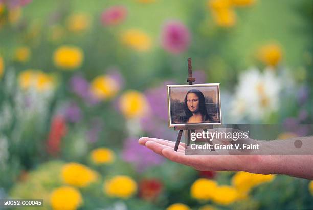 person with mona lisa picture - la joconde photos et images de collection