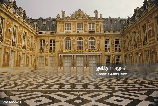 marble court at versailles - chateau de versailles stock-fotos und bilder