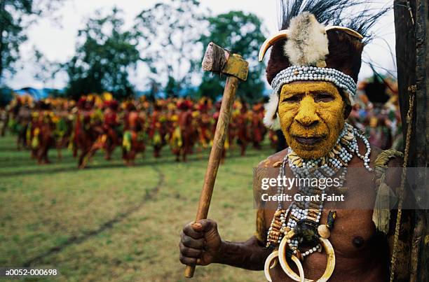 warrior holding axe - パプアニューギニア ストックフォトと画像