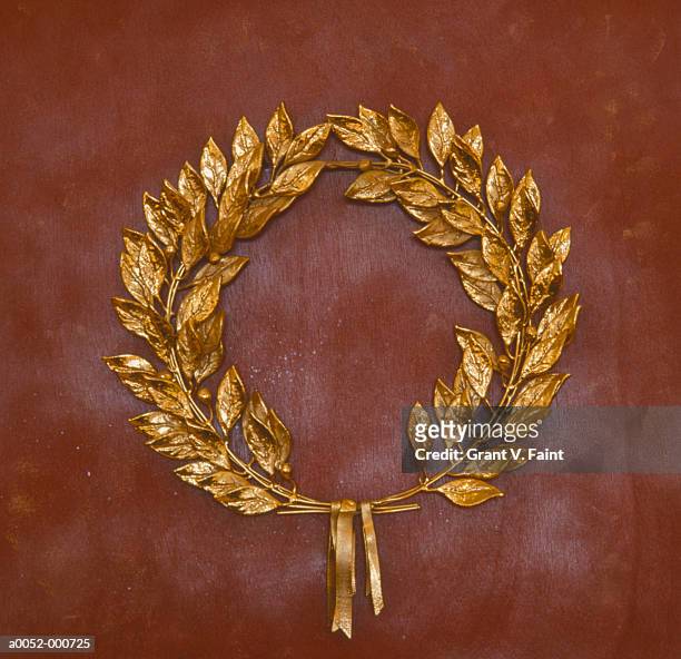 laurel wreath - krone kopfbedeckung stock-fotos und bilder