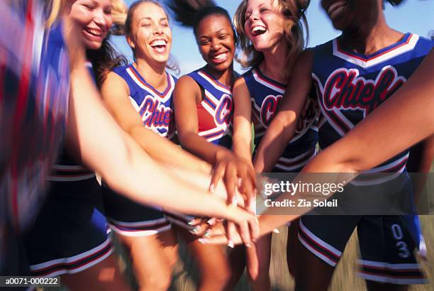 cheerleaders holding hands - black cheerleaders - fotografias e filmes do acervo