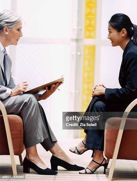 manager interviewing woman - entrevista evento - fotografias e filmes do acervo