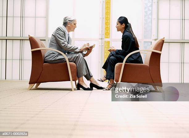 manager interviewing woman - interview imagens e fotografias de stock