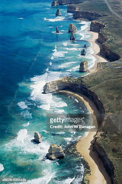 the twelve apostles coastline - natural landmark stock-fotos und bilder