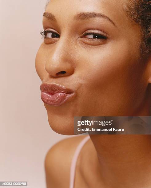 portrait of woman pouting - duck face photos et images de collection