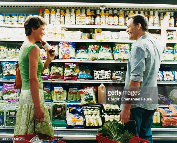 couple in supermarket - flirten stockfoto's en -beelden