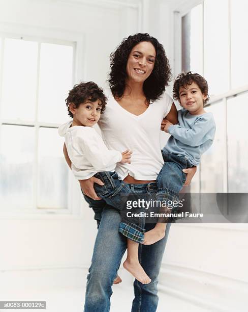 mother with twin boys - gezin met twee kinderen stockfoto's en -beelden