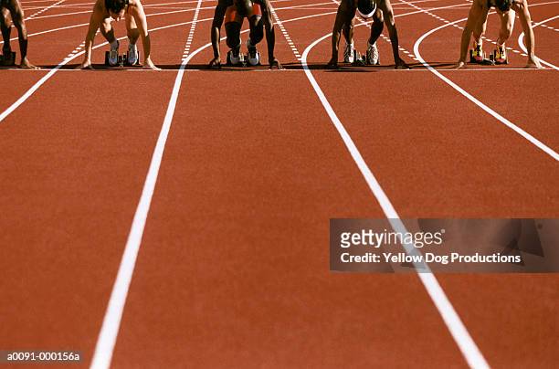 sprinters in starting blocks - gara sportiva foto e immagini stock