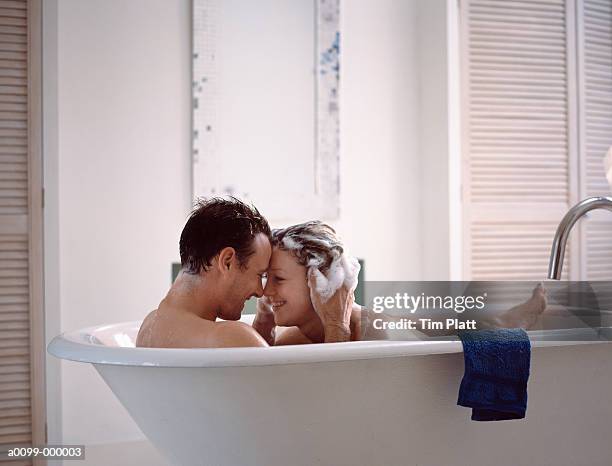 couple in bathtub - bad relationship stockfoto's en -beelden