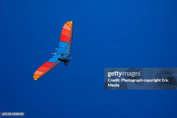 hang glider in flight - hang glider stock pictures, royalty-free photos & images