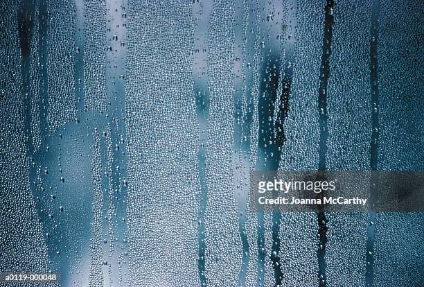 rain droplets on window - chuva imagens e fotografias de stock