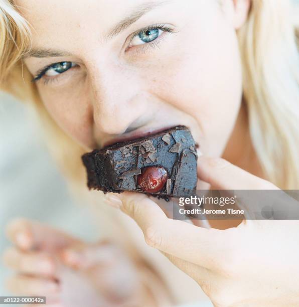 woman eating chocolate cake - チョコレートケーキ ストックフォトと画像