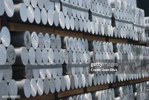stacked aluminum cylinders - alumínio imagens e fotografias de stock