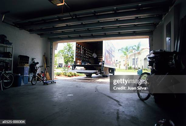 removal truck by house - home garage no people fotografías e imágenes de stock