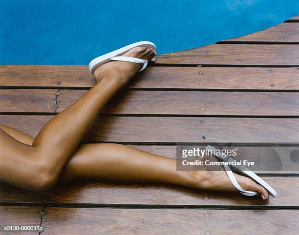 woman's legs on pool deck - sandales photos et images de collection