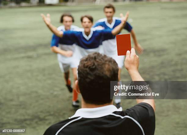 referee showing red card - scheidsrechter stockfoto's en -beelden