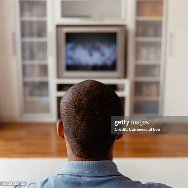 man watching television - kopf von hinten stock-fotos und bilder