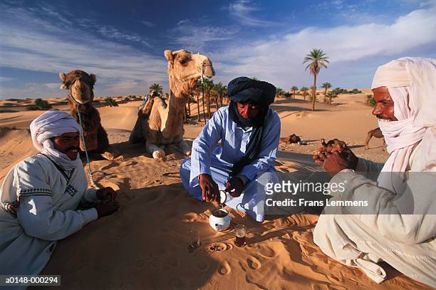 bedouins drinking tea - wanderer pause stockfoto's en -beelden