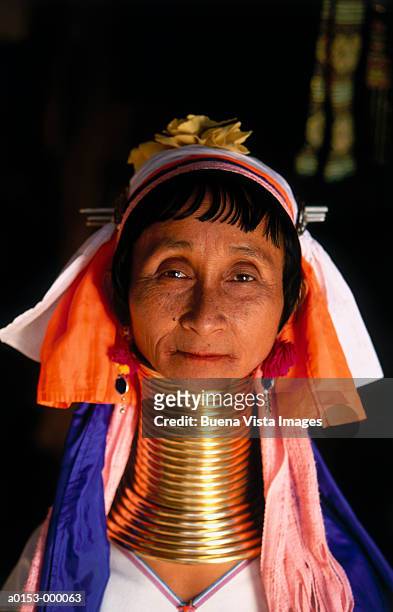 woman wearing neck rings - padaung stockfoto's en -beelden