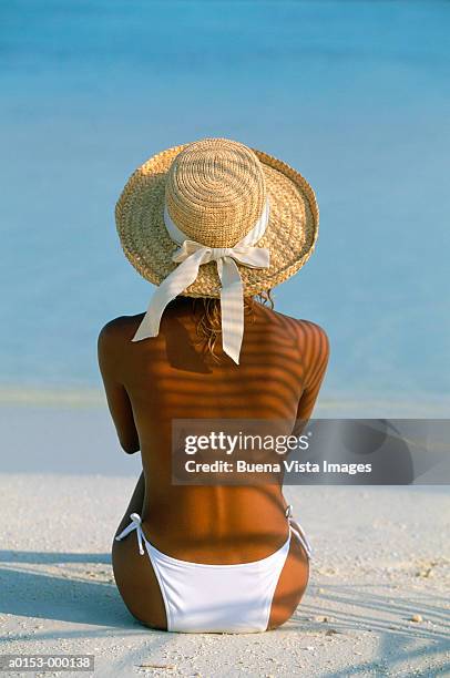 woman sits on tropical beach - bronzeado imagens e fotografias de stock