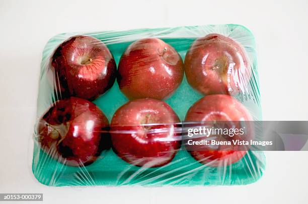 cellophane wrapped apples - packaging foto e immagini stock