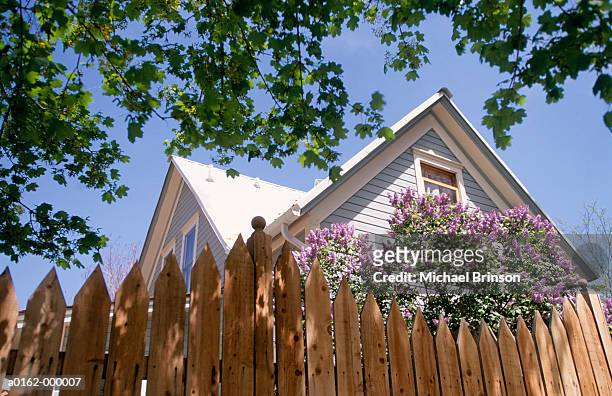 wooden house behind fence - cloture maison photos et images de collection