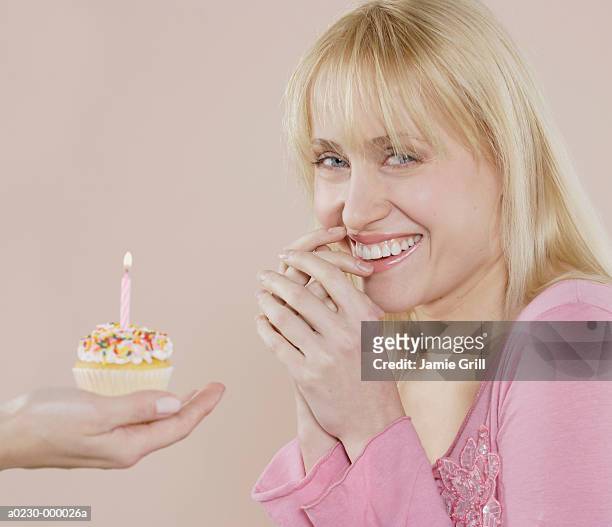 person giving woman a cupcake - gateau anniversaire fond blanc photos et images de collection