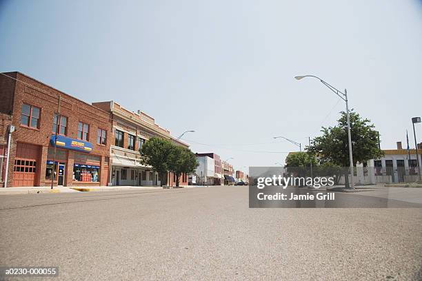 empty street - amerikaans dorpsleven stockfoto's en -beelden