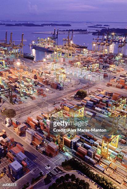port of singapore at night - singapore stock-fotos und bilder