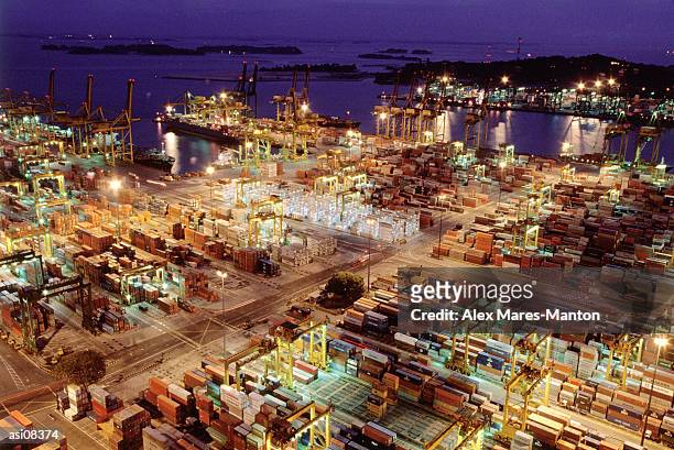 port of singapore at night - singapore stock-fotos und bilder