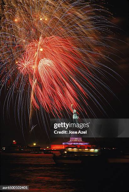 fireworks at liberty island on the fourth of july, new york, usa. - president and mrs trump host picnic and fireworks at white house on 4th of july stockfoto's en -beelden