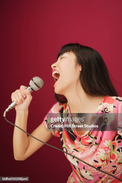 close-up of a young woman singing - hill street studios stock-fotos und bilder