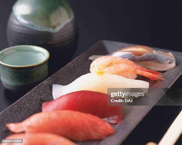 assorted sushi - copo de saké - fotografias e filmes do acervo