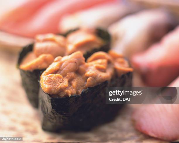 uni, hand-shaped sushi - gunkanmaki stock-fotos und bilder