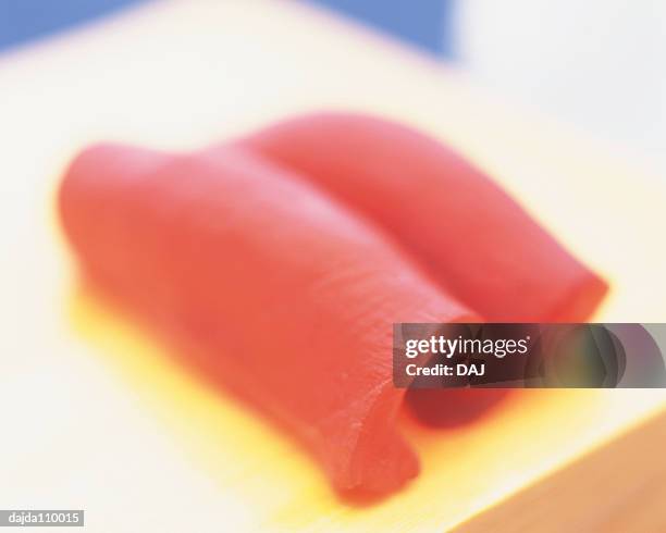 maguro, hand-shaped sushi - toro animal stockfoto's en -beelden