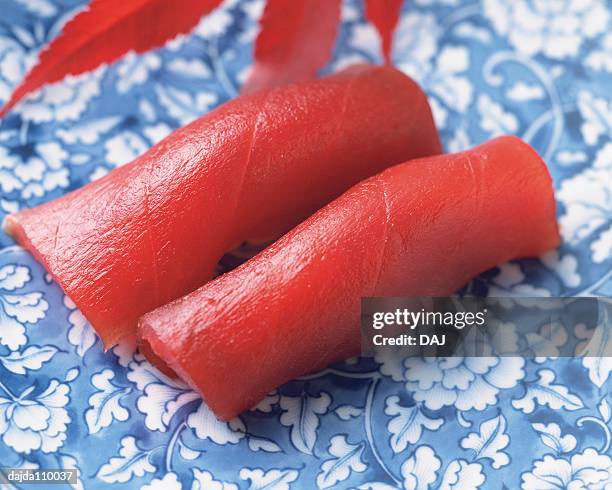 maguro, hand-shaped sushi - toro animal stockfoto's en -beelden