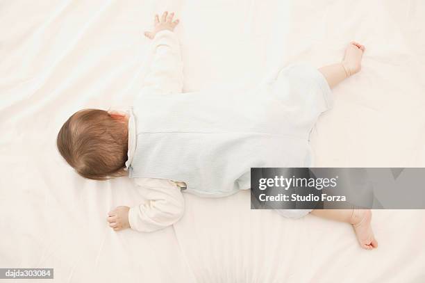 a baby girl sleeping peacefully - forza fotografías e imágenes de stock