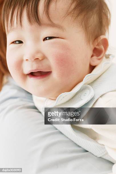a baby girl smiling - forza fotografías e imágenes de stock