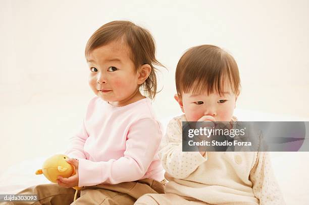 baby girls - forza fotografías e imágenes de stock